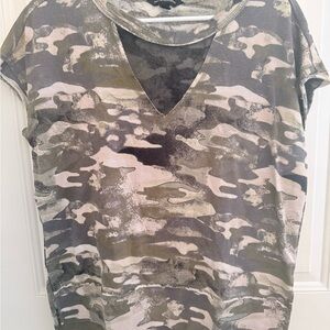 Simply Vera Vera Wang Olive and Gray Camo V-Neck Short Sleeve Top